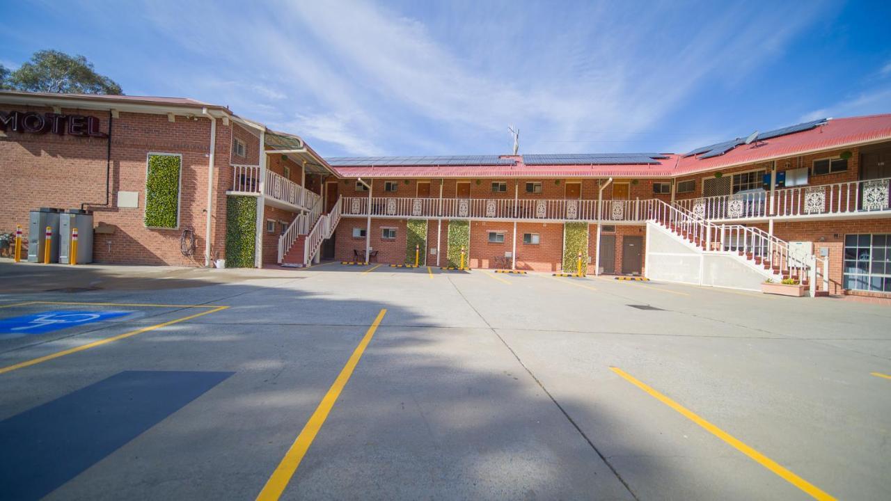 Hamilton'S Queanbeyan Motel Exterior photo